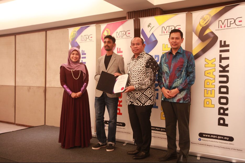 Manojkumar Subramaniam receiving MPC Productivity Champion recognition